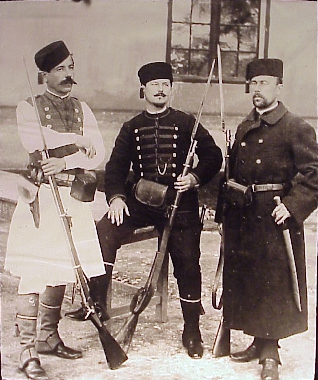 Srbští vojáci s puškami Krnka 1869 a s nasazenými bodáky