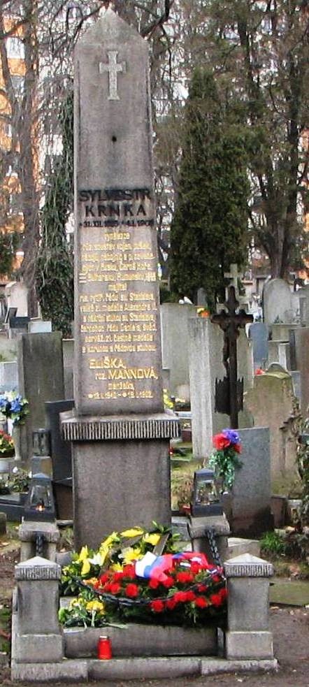 Hrob Sylvestra Krnky i s uvedením jména jeho manželky Elišky Krnkové na hřbitově Na Zelené lišce v Praze 4 (oddělení 6, hrob 77/78)
