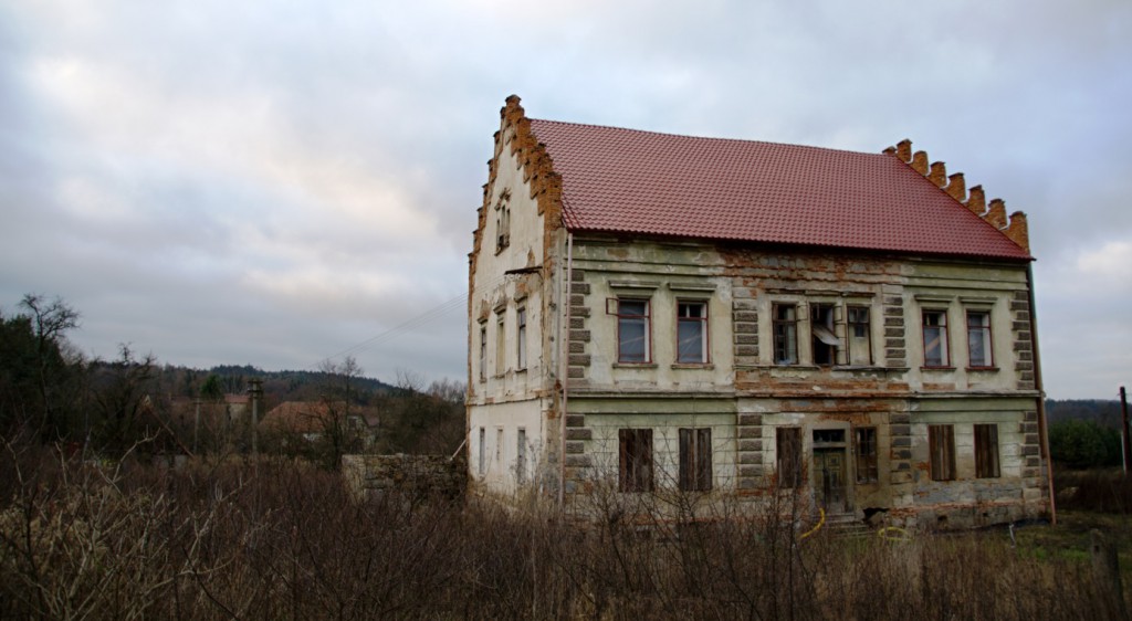 Současná podoba bývalého Krnkova domu čp. 63 v Pačejově – nádraží. Dům je v rekonstrukci. (foto P. Mašek)
