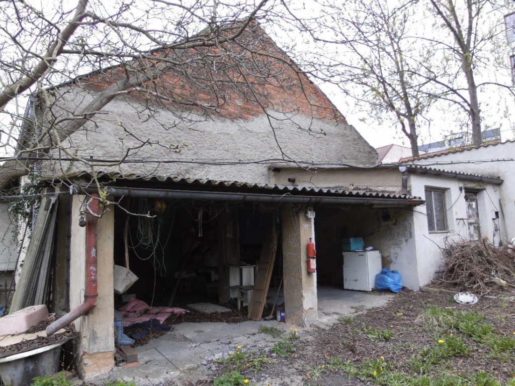 Objekt na pravé straně vznikl na místě bývalé věže s přístupovým schodištěm do prvního patra vily