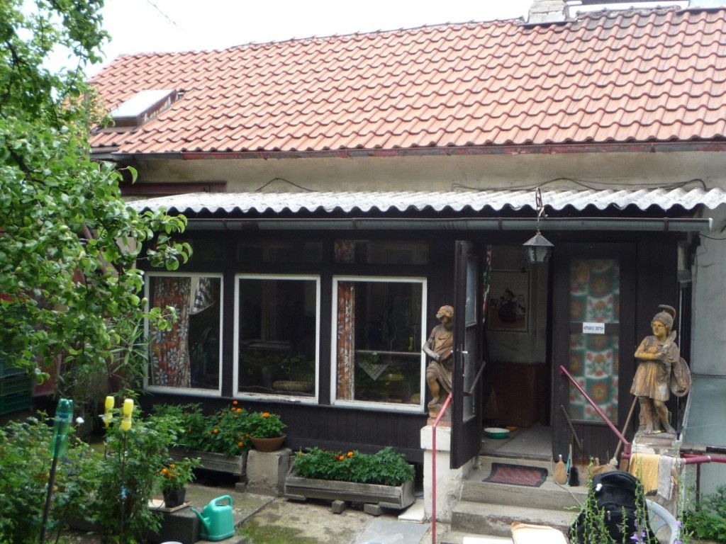 Alegorické sochy u vchodu do objektu