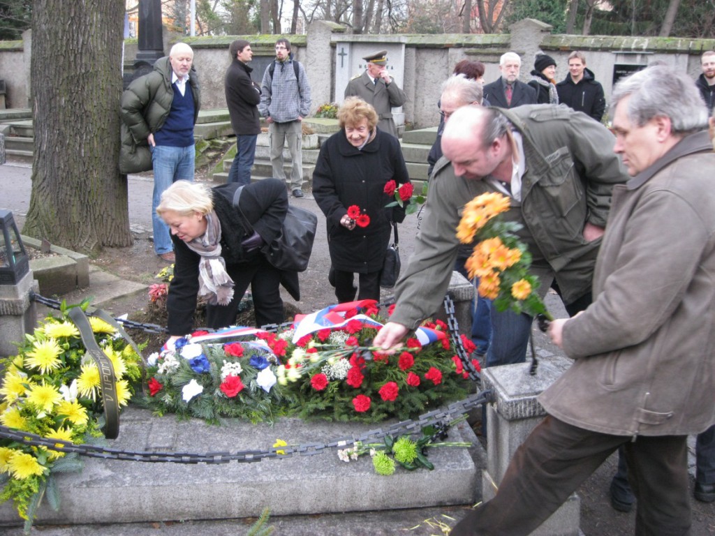 Účastníci pietního setkání vzdávají hold Sylvestru Krnkovi položením květin 