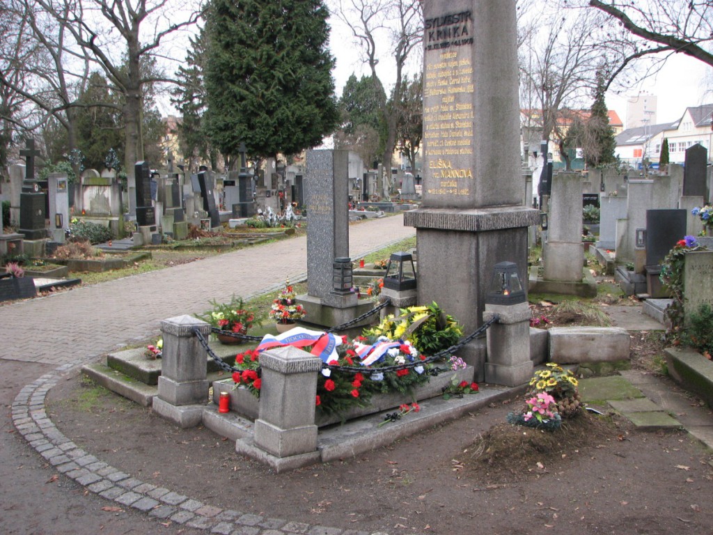 Částečně upravený hrob s květinovou výzdobou. Významné  pietní místo pro celou Českou republiku