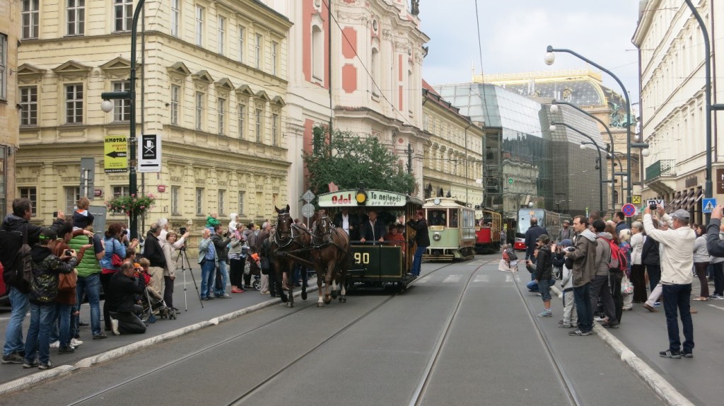 Průvod historických tramvají Prahou 20. září 2015 při 140. výročí pražské MHD