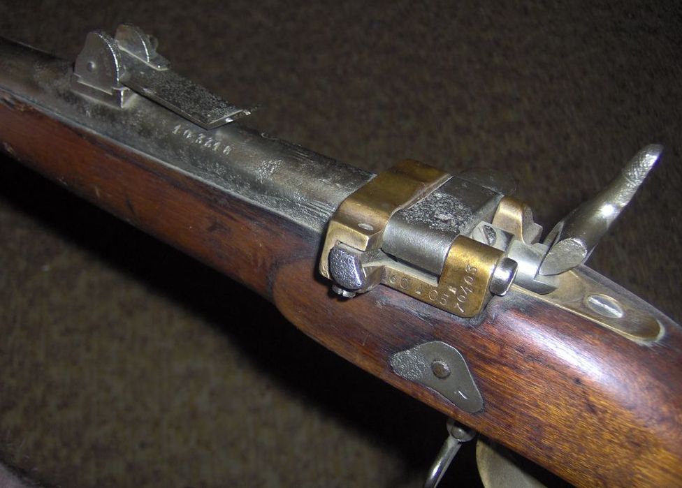 Pohled na pušku Krnka 1869 s řadou značek