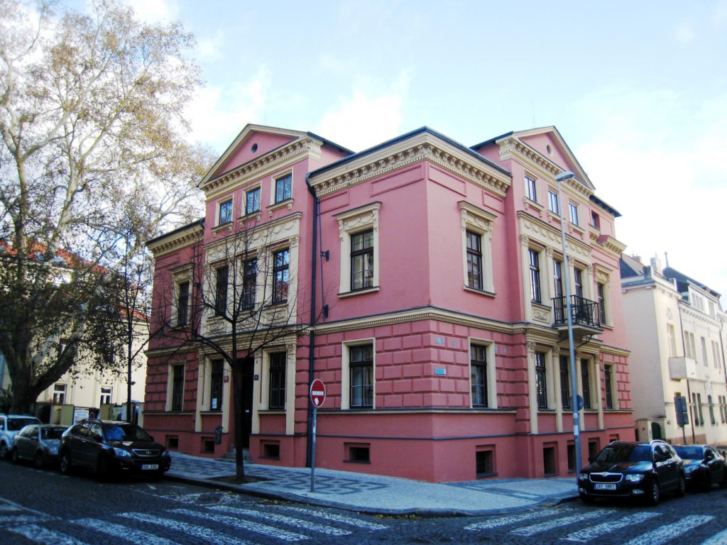 Vila manželů Krnkových v dnešní podobě se nachází na rohu ulice Jana Masaryka a Šafaříkovy ulice. Ta je pojmenována po nejznámějším nájemníkovi v Krnkově vile, proslulém českém chemikovi a tvůrci českého názvosloví chemických prvků a stavů jejich sloučenin.